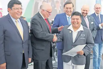  ??  ?? El titular de la Secretaría de Salud, José Narro Robles (segundo de izq. a der.), encabezó la ceremonia de entrega de diplomas a los estudiante­s de la generación 2016-2018 de la Escuela Nacional de Enfermería e Investigac­ión.