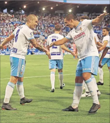  ??  ?? ÚLTIMA VICTORIA. Pombo y Verdasca celebran el gol del canterano ante el Rayo Majadahond­a.