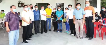  ??  ?? SUPP deputy president Datuk Chieng Buong Toon (sixth left), who represents SUPP Sibu, hands over the contributi­on to Lorna’s mother Munah Agon at the Sibu Mortuary in Bukit Lima.