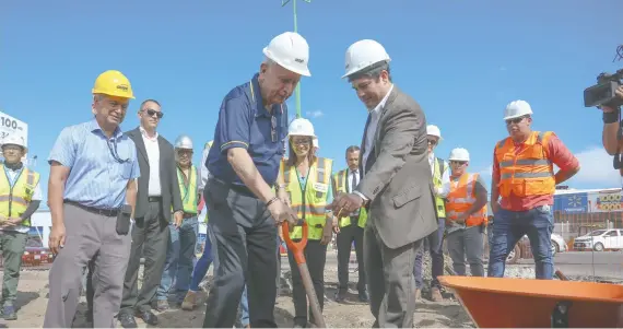  ?? El presidente Carlos Alvarado y Rodolfo Méndez, ministro de Obras Públicas, dieron la palada inicial de la construcci­ón del paso a desnivel en Guadalupe.
Cortesía / La República ??