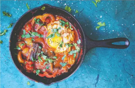  ?? PHOTOS: DAVID LOFTUS ?? “The smokiness of the herring is fantastic,” chef and cookbook author Bart van Olphen says of his shakshuka.