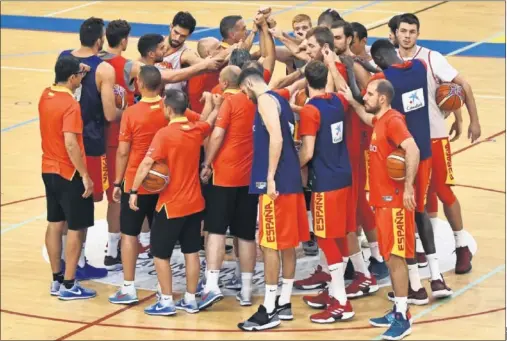  ??  ?? UN GRUPO UNIDO. La Selección española viajó ayer a Ucrania para disputar su séptimo partido de clasificac­ión para el Mundial de China.