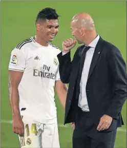  ??  ?? Casemiro bromea con Zidane en una imagen de archivo.