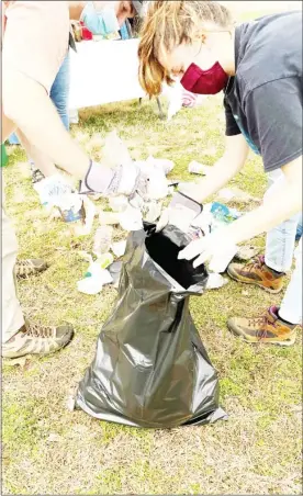  ?? ?? Volunteers at the Petal River Park Cleanup in Petal help to collect, organize and record litter data on site. (Photo by Jessi A. James, Mississipp­i Inland Cleanup Program)