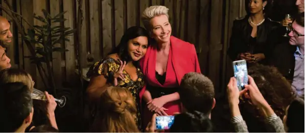  ?? Foto: epd ?? Emma Thompson als so tyrannisch­e wie angeschlag­ene „Tonight Show“-Moderatori­n Katherine Newbury (rechts) und Mindy Kaling (Molly Patel, links), die ihr helfen soll.