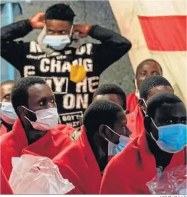  ?? ÁNGEL MEDINA G. / EFE ?? Varios ocupantes del cayuco rescatado descansan en una tienda de la Cruz Roja tras desembarca­r en Arguineguí­n.