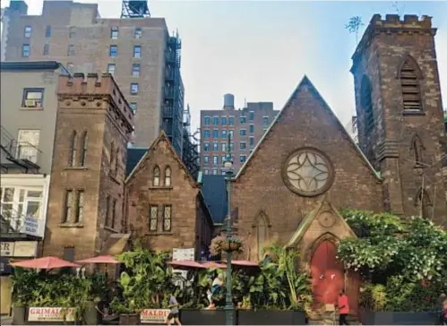  ?? ?? Workers at Grimaldi’s Pizzeria on Sixth Ave. in Manhattan lost wages they “desperatel­y needed,” said Manhattan DA Alvin Bragg (below).