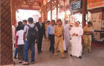  ?? Courtesy: Dubai Police ?? Maj-Gen Abdullah Khalifa Al Merri and Tawhid Abdullah at the Dubai Gold Souq on Tuesday.