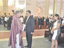  ??  ?? Monseñor Ricardo Valenzuela saluda al intendente Diego Riveros tras la misa de acción de gracias.