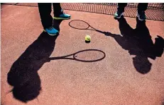  ?? FOTO: AP PHOTO/LUCA BRUNO ?? Drei Tennisvere­ine können nun dank der Förderung durch das Programm „Moderne Sportstätt­e 2022“ihre Plätze sanieren.