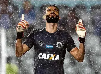  ?? Ivan Storti/Santos FC ?? O goleiro Vanderlei, do Santos, comemora durante a disputa de pênaltis na Vila Belmiro