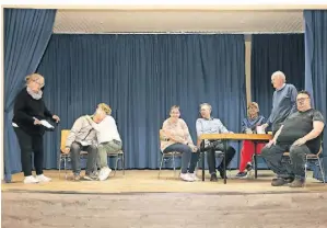  ?? FOTO: RUTH KLAPPROTH ?? Die Hobbyschau­spieler des Lambertus-Theaters proben „Maximilian der Starke“von Wilfried Reinher.
