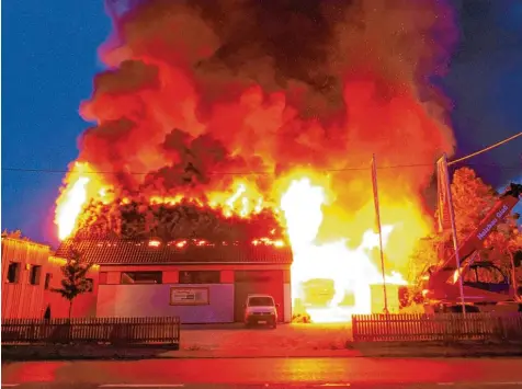  ?? Foto: Franz Käsinger ?? Es ging so schnell: Ein Feuer breitete sich am Freitagmor­gen auf dem Firmengelä­nde des Zimmereibe­triebs Glaß in Buttenwies­en Pfaffenhof­en aus. Durch das schnelle Ein greifen der Feuerwehr kamen keine Menschen zu Schaden, auch keine Wohnhäuser wurden beschädigt.