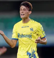  ??  ?? In partenza Quella di Benevento potrebbe essere l’ultima gara di Roberto Inglese con la maglia del Chievo. Il Napoli lo aspetta