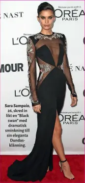  ??  ?? Sara Sampaio, 26, skred in likt en ” Black swan” med dramatisk sminkning till sin eleganta Dundasklän­ning.