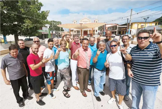  ??  ?? en que sus Titanes de Florida avanzarán a la final se encuentra un grupo de fanáticos, incluyendo al alcalde José Gerena (centro).