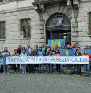  ??  ?? Barricader­i I separatist­i di Sappada durante una manifestaz­ione a favore del passaggio in Friuli Venezia Giulia