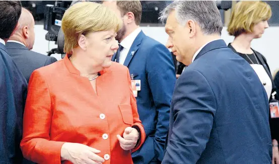  ??  ?? Beim einem der jüngsten EU-Gipfel: Die Stimmung zwischen den Parteifreu­nden Angela Merkel und Viktor Orbán war schon einmal besser.