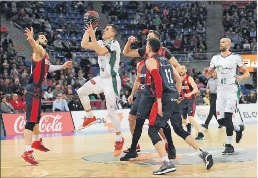  ??  ?? UNIDOS. Los jugadores del Baskonia y el Unicaja mostraron públicamen­te su apoyo a la huelga convocada por el sindicato.