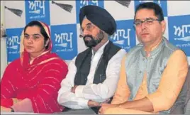  ?? GURMINDER SINGH/HT ?? (From right) AAP’s state unit copresiden­t Aman Arora with MLAs Kanwar Sandhu and Baljinder Kaur at a meeting of the party in Ludhiana on Friday.