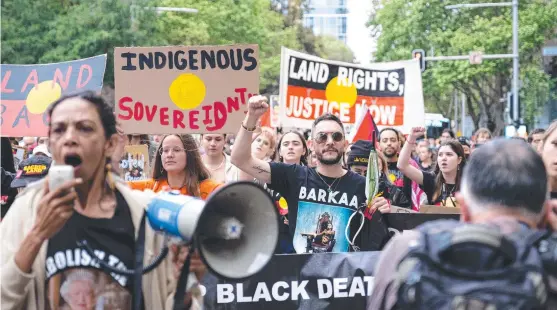  ?? ?? Activists attend a rally to decry colonial Britain's destructiv­e impact on Indigenous people. Picture: Andrew Leeson/afp