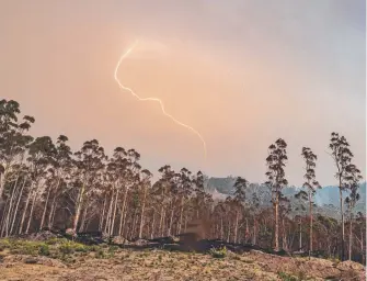  ?? Picture: JASON EDWARDS ?? Dry lightning strikes on the edge of the cool change along Victoria’s Great Alpine Road just outside Omeo, where fire is burning in thick alpine forest.