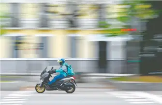  ?? GABRIEL BOUYS/AFP ?? En España, quienes trabajan para empresas como Deliveroo y UberEats serán reconocido­s legalmente como personal asalariado