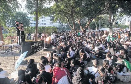  ?? NUTTHAWAT WICHEANBUT ?? Sit-down protest
Students from various schools led by a group which calls itself ‘Bad Students’ hold an anti-government protest outside Bodindecha (Sing Singhaseni) School in Bangkok.