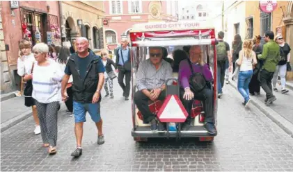  ??  ?? Turyści na Starym Mieście, które jest uważane za największą atrakcję Warszawy