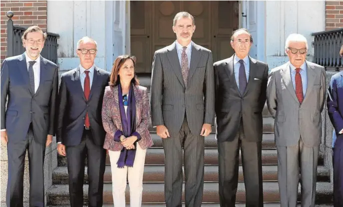  ??  ?? El Rey con Rajoy, Guirao, Robles, Lamo de Espinosa, González, Aznar y Rodíguez Zapatero, ayer en el Palacio de la Quinta de El Pardo