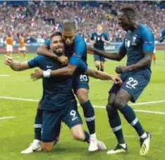  ?? | AP ?? Los galos celebraron su primer triunfo como campeón del mundo ante su afición.