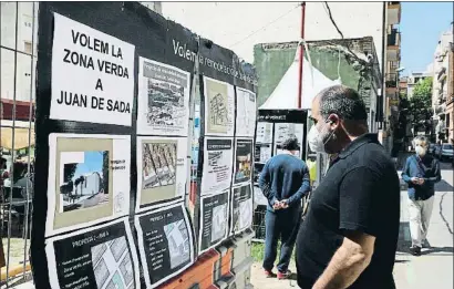  ?? XAVIER CERVERA ?? Un veí observa les reclamacio­ns veïnals, exposades a l’espai comunitari El Refugi