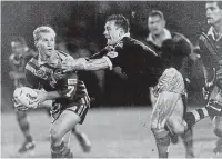  ?? GRAEME BROWN/STUFF ?? Australia halfback Allan Langer, left, can’t escape the clutches of Kiwis centre Dave Watson.