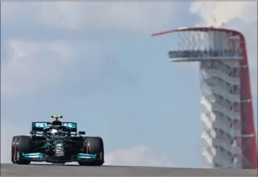  ?? ?? Valtteri Bottas, con el Mercedes durante los primeros entrenamie­ntos libres del GP de Estados Unidos.