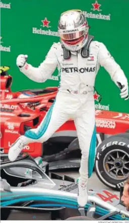  ?? SEBASTIAO MOREIRA / EFE ?? Lewis Hamilton celebra sobre su Mercedes el triunfo en Sao Paulo.