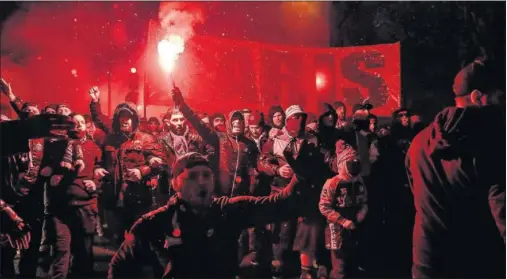  ??  ?? RADICALES. Los ultras del PSG intentaron intimidar a la plantilla madridista durante su estancia en la capital francesa.