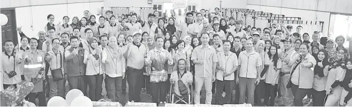  ??  ?? PARA pegawai petugas sukarelawa­n dari pelbagai agensi merakam gambar kenangan bersama Faimin.