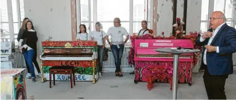  ?? Foto: Annette Zoepf ?? Auktionato­r Georg Rehm (rechts) versteiger­te die Klaviere der Straßenakt­ion. Die Meistbiete­nden durften sich über Unikate freuen.