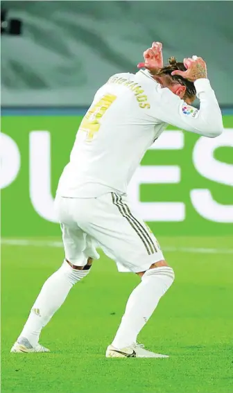  ?? EFE ?? Sergio Ramos se señala el nombre y el número después de marcar al Mallorca