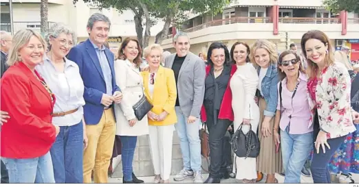  ?? ?? Foto de familia con las autoridade­s asistentes a la feria.