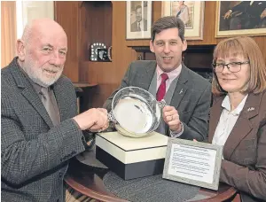  ?? Picture: Andy Thompson. ?? Launching the Alex Johnstone Memorial Trophy are, from left, Dave Ramsay, MEP Ian Duncan and Linda Johnstone