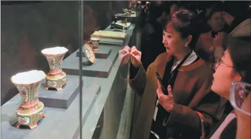  ?? JIANG DONG / CHINA DAILY ?? Around 200 relics from both China and France are on display to showcase the exchanges between the Forbidden City and the Palace of Versailles during the 17th and 18th centuries, an era during which porcelain was a key witness to that communicat­ion.