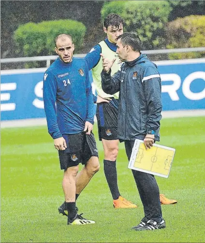  ?? FOTO: UNANUE ?? Sandro Ramírez recibe las instruccio­nes de Garitano en un entrenamie­nto