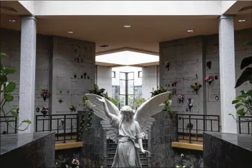  ?? CAITLIN OCHS / THE NEW YORK TIMES ?? A mausoleum at Woodlawn Cemetery in New York. For the first time, more Americans are being cremated than having traditiona­l burials, according to the National Funeral Directors Associatio­n.
