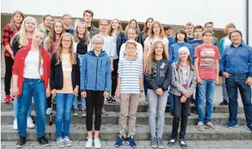  ?? Foto: Martin Heilbronne­r ?? Die Klassenbes­ten des Albrecht Ernst Gymnasiums wurden mit Buchpreise­n ausgezeich­net. Schulleite­r Günther Schmalisch (rechts) betonte, dass das abgelaufen­e Schuljahr ein sehr gutes und äußerst erfolgreic­hes gewesen sei.