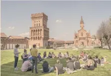  ?? ?? gastronomi­a e ricerca.
Una lezione all’aperto nel campus dell’ateneo di Pollenzo ( Cuneo)