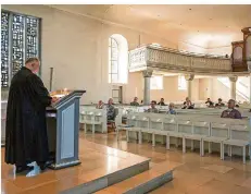  ?? FOTO: ROLF RUPPENTHAL ?? Wer am Gottesdien­st in der Ludweiler Hugenotten-Kirche teilnehmen wollte, musste natürlich die Abstandsre­geln einhalten.