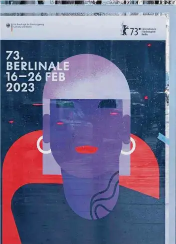  ?? Foto: dpa ?? Passanten gehen an Plakaten für das Filmfestiv­al am Potsdamer Platz vorbei. Die 23. Berlinale findet vom 16. bis 26. Februar 2023 statt.