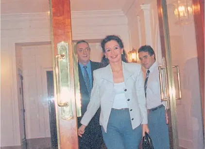  ?? ENRIQUE G. MEDINA ?? Departamen­to. Néstor y Cristina Kirchner, saliendo del departamen­to de Uruguay 1306.
