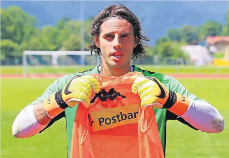  ?? FOTO: DIRK PÄFFGEN ?? Sein neues, knalloaran­genes Trikot soll Bälle anziehen – hofft Yann Sommer.